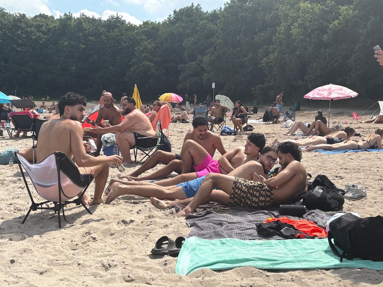 Groepje Belgen ligt relaxed op de Galderse Meren.
