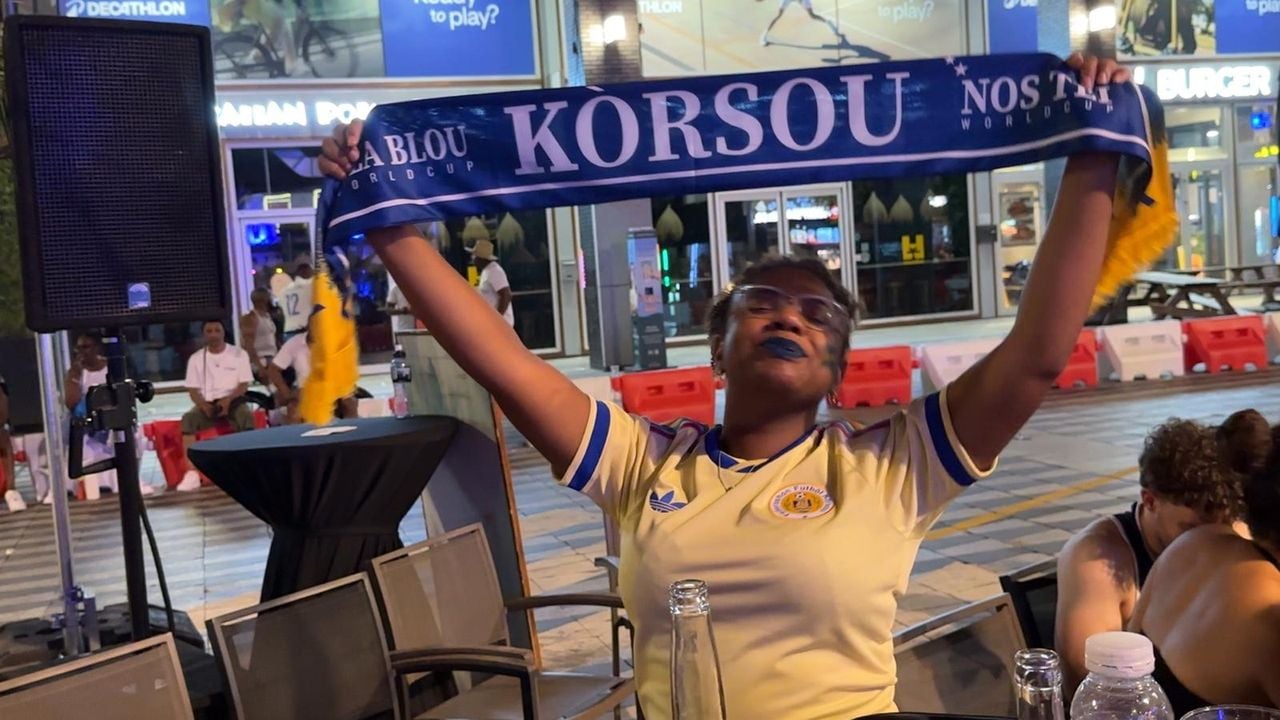 Een supporter van Curaçao in Tilburg (foto: Leon Voskamp).