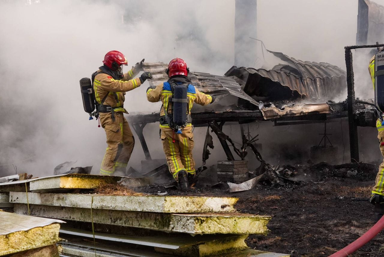 Stacaravan vat vlam (foto: Harrie Grijseels / Persbureau Heitink). 