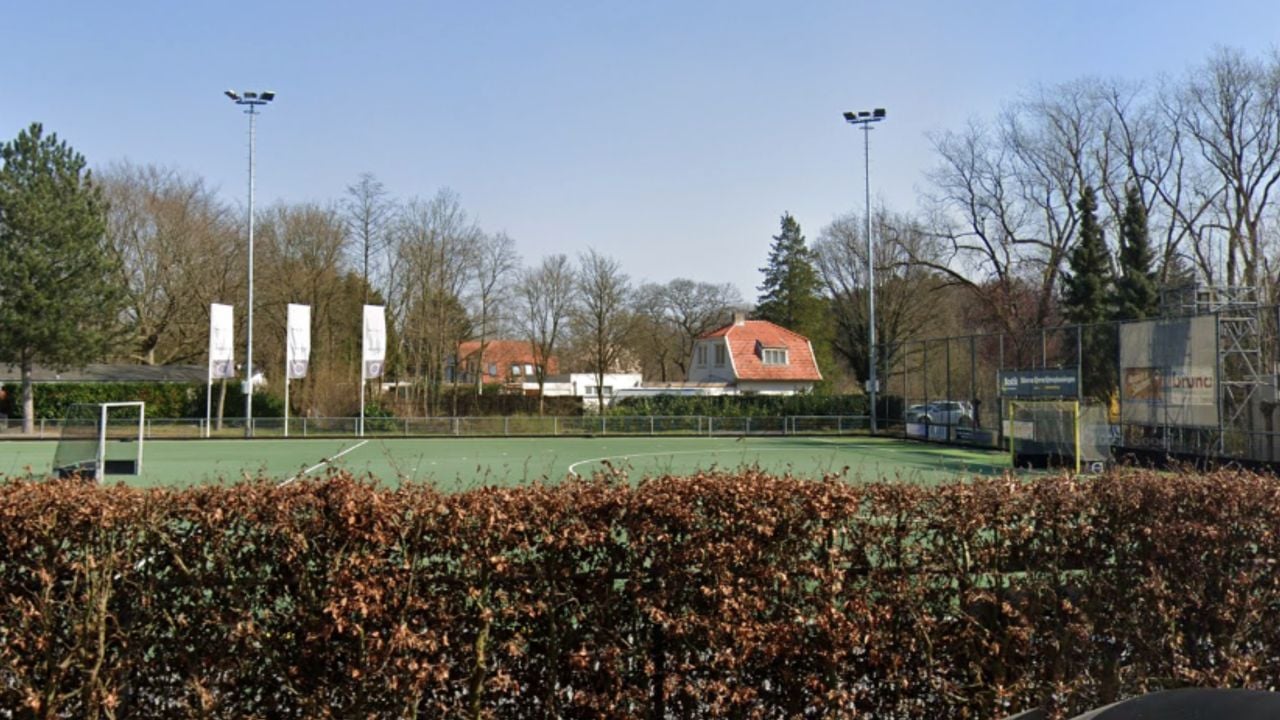 Op deze foto van Google Maps uit 2022 is goed te zien hoe dicht de buurman langs het veld woont. 