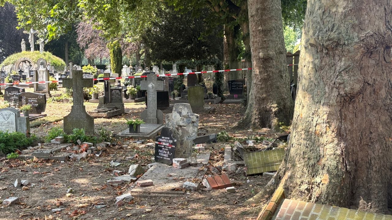Meerdere graven zijn kapot of beschadigd door het ongeluk (Foto: Imke van de Laar)