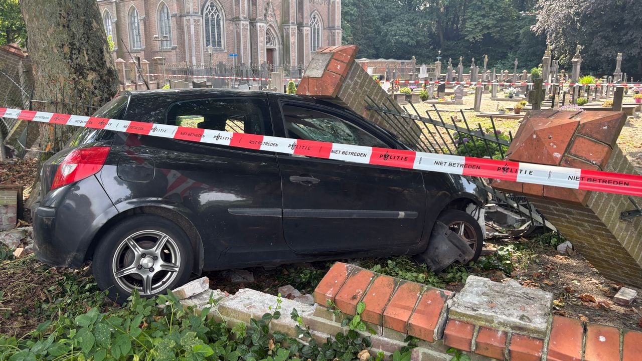 De auto is dwars door een monumentale muur heen gereden (Foto: Imke van de Laar) 
