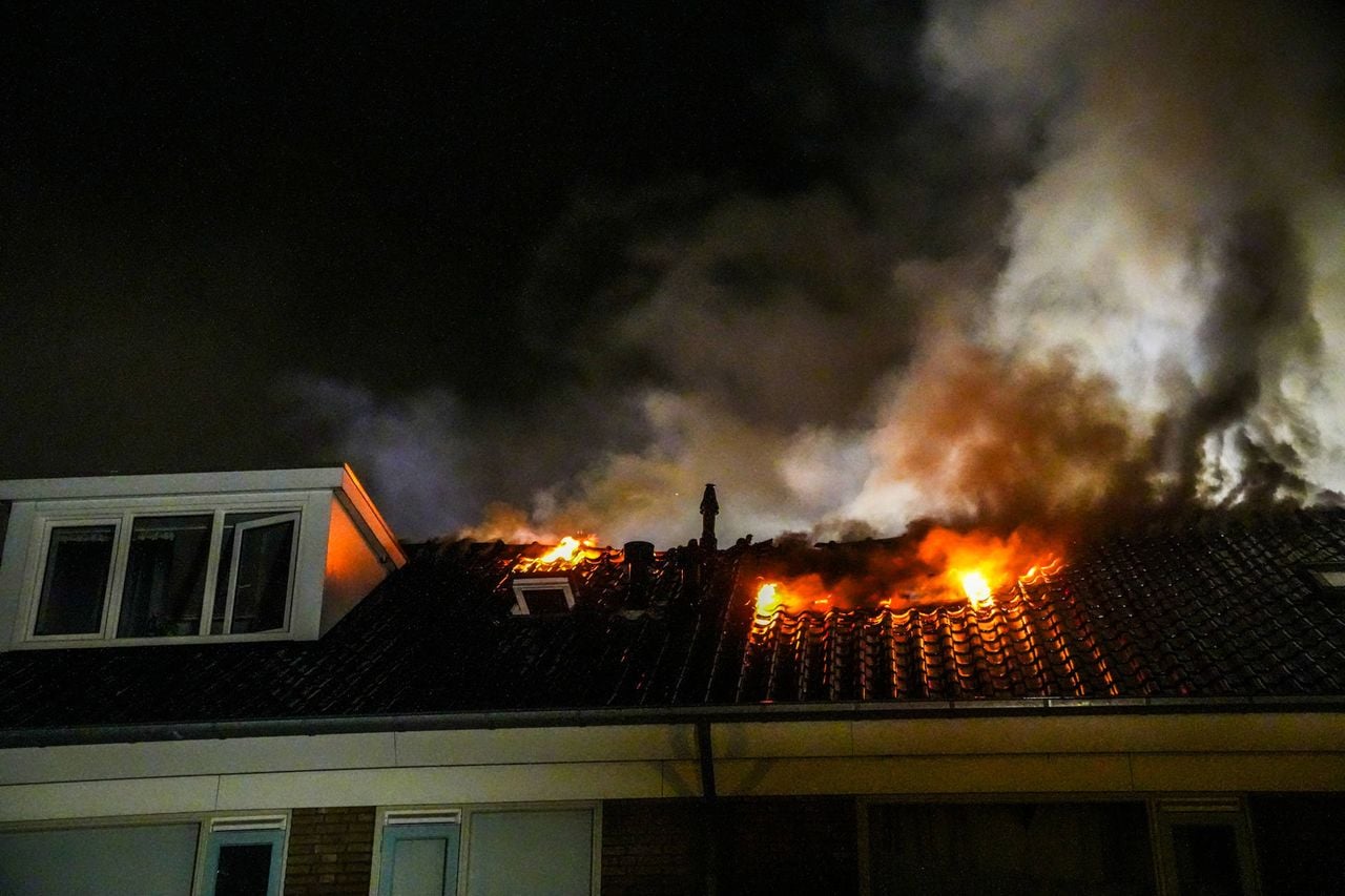 Brand in een dak ik Geldrop (foto: Persbureau Heitink.)