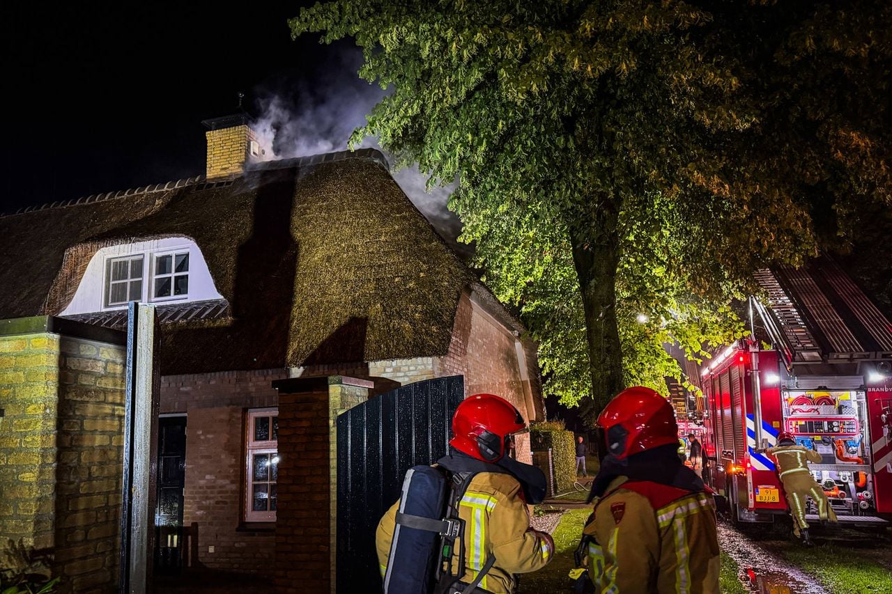 Brand in een rietenkap bij een woning in Beek en Donk (Foto: Persbureau Heitink).