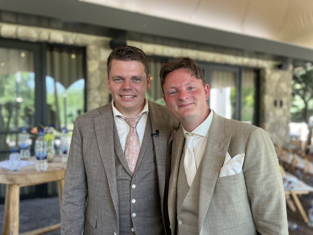 Wilco en Ruud trouwden op de heetste 26 juni ooit gemeten in Nederland. (foto: Floortje Steigenga)