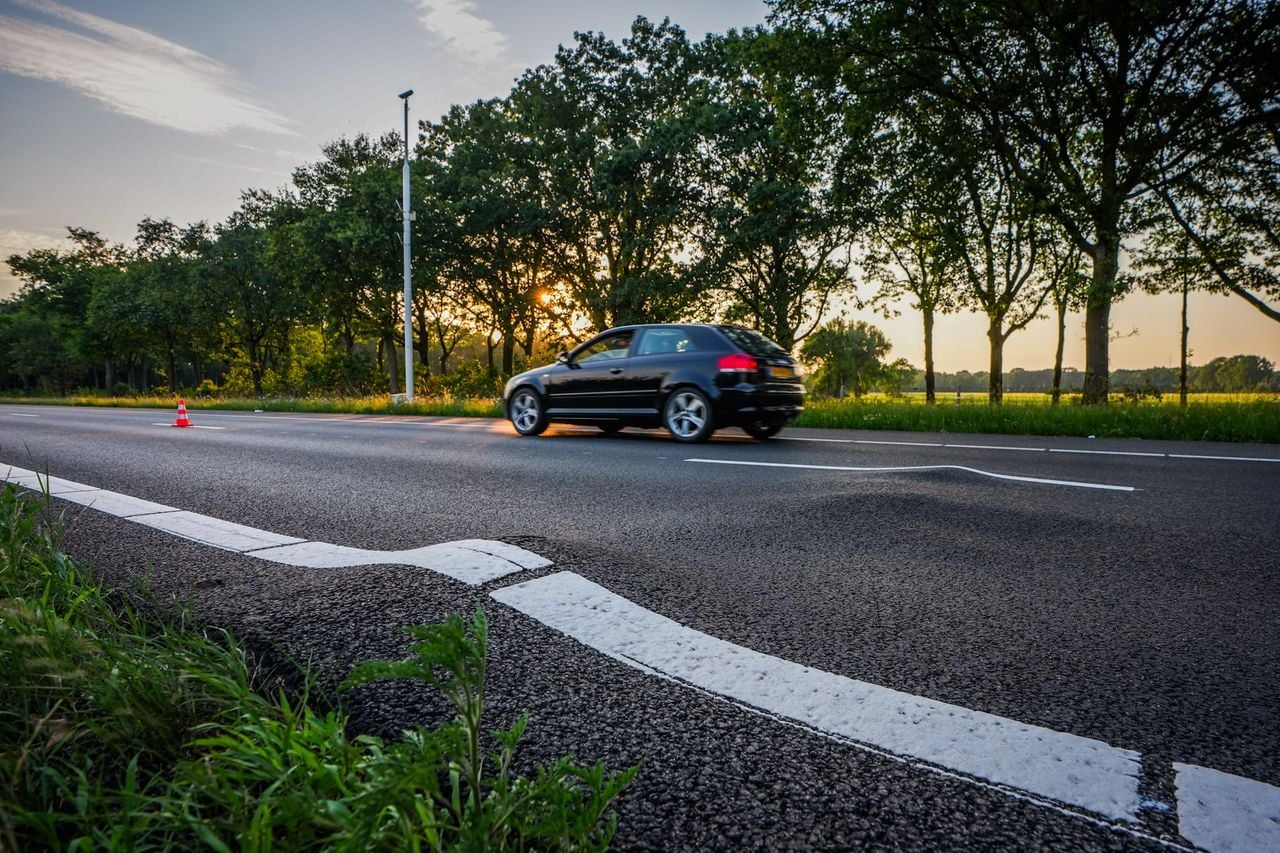 Het wegdek is door de hitte omhoog gekomen. (Foto: SQ Vision.)