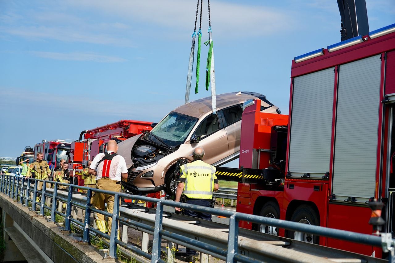 Auto belandt in het water naast da a59 (foto: Jeroen Stuve / Persbureau Heitink).
