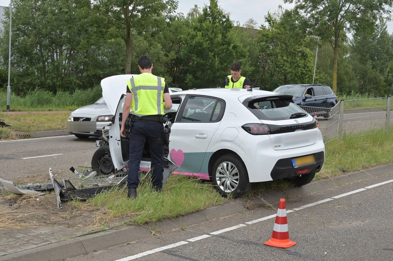 De vrouw is nagekeken in een ambulance (foto: Perry Roovers / Persbureau Heitink).