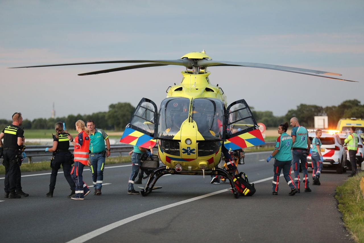 De traumahelikopter landde op de snelweg (foto: Christian Traets / Persbureau Heitink).