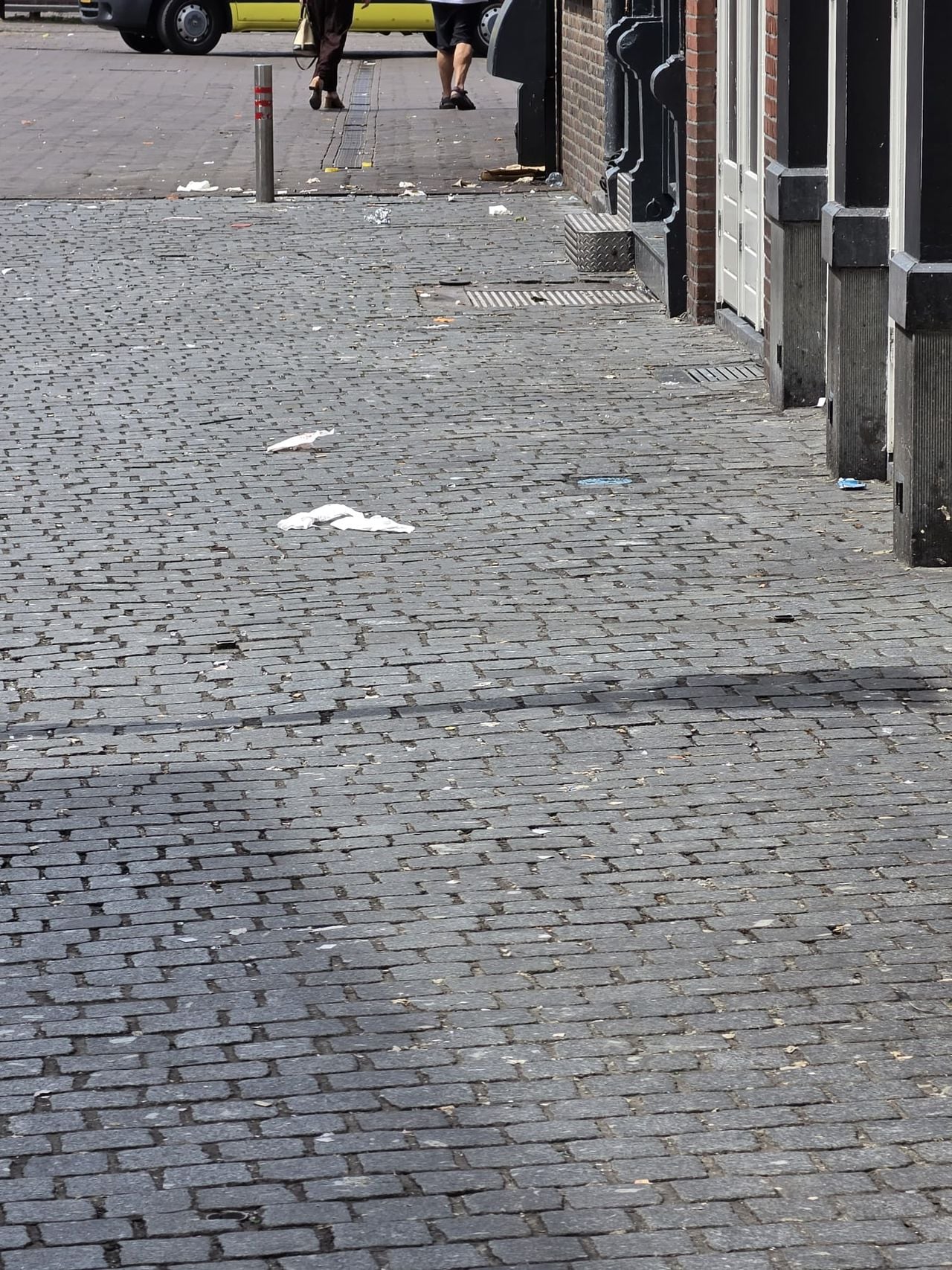 Vervuilde en plakkerige Vismarktstraat (foto: prive).