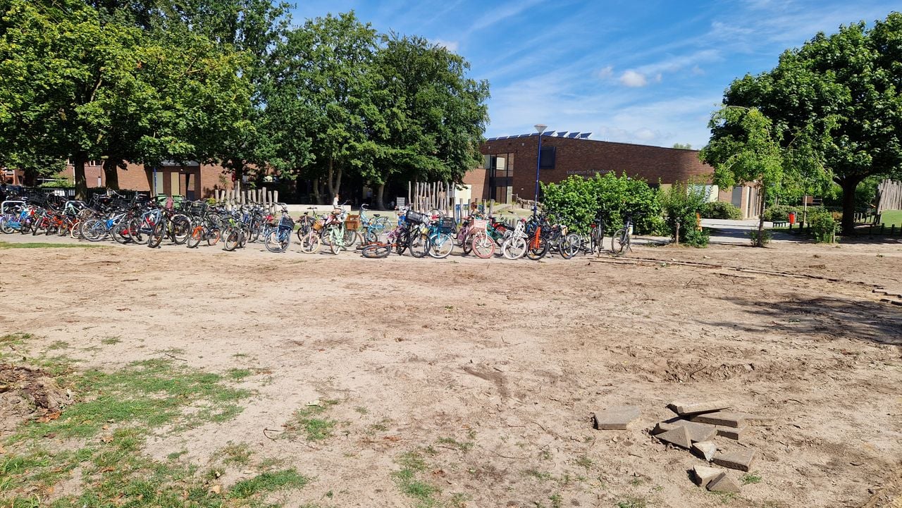 Op deze plek komen aankomend schooljaar al vier tijdelijke units op het huidige schoolplein van het kindcentrum in Boekel (foto: Tom Berkers).