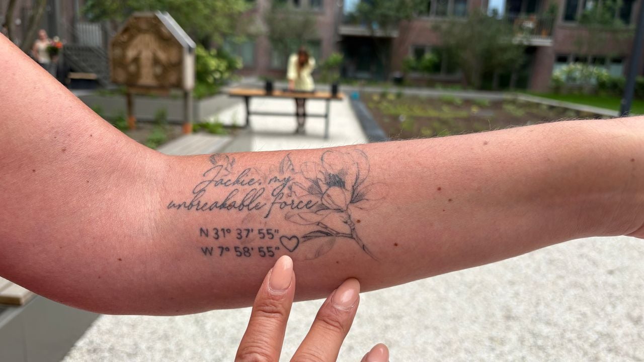 Catheleine liet een tattoo zetten met de coördinaten van de plek waar haar dochter Jackie in coma raakte (foto: Ruud Ritzen).