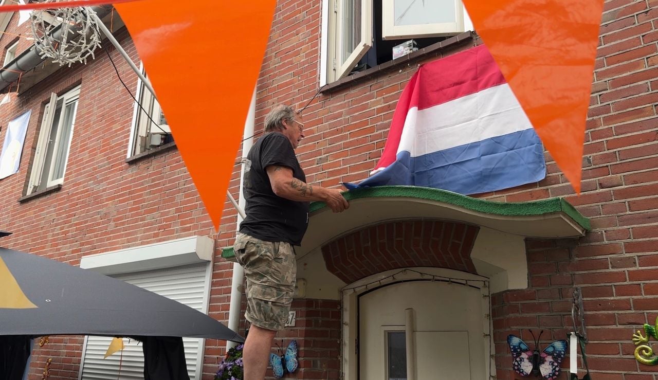 John de Leij haalt zijn vlag weg (foto: Jan Peels).