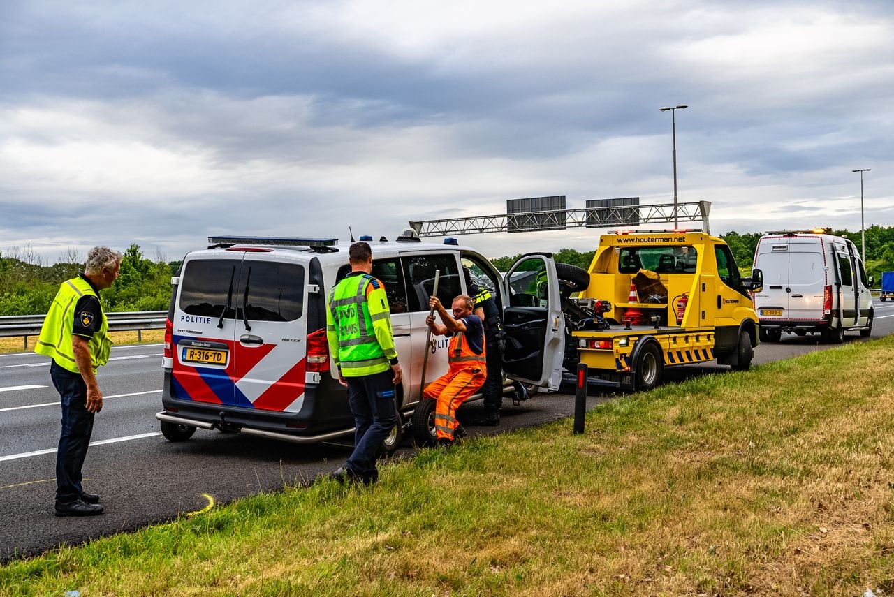 Een politiebusje heeft dinsdagavond een voetganger aangereden op de vluchtstrook (foto: Lucas Lammers/Persbureau Heitink)