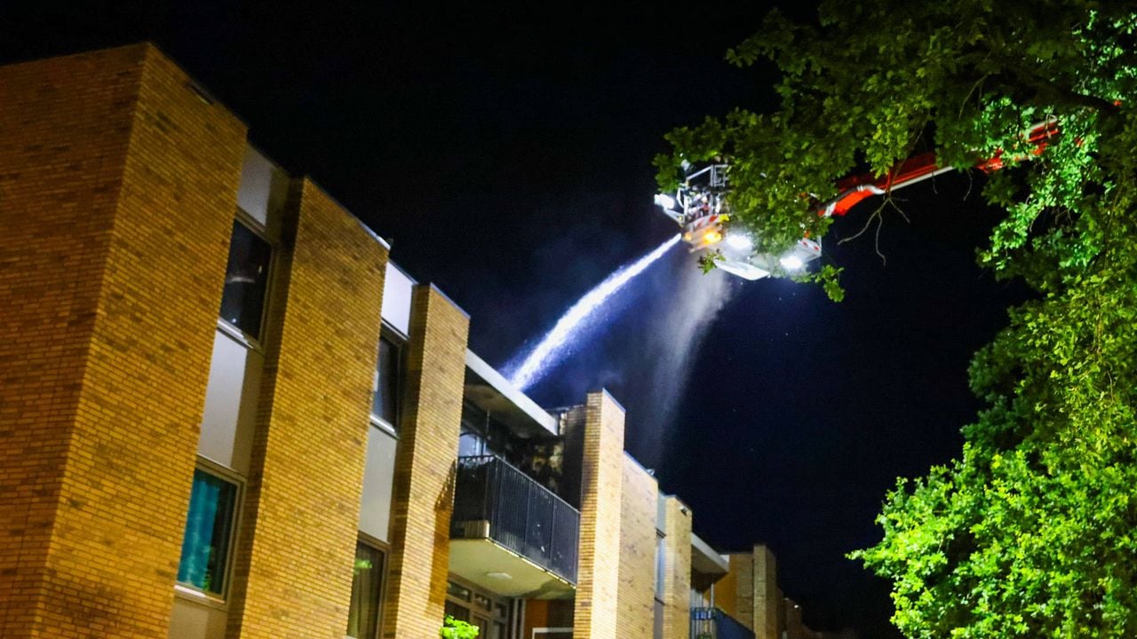 Vanwege de brand in Sint-Oedenrode werd het appartementencomplex enige tijd ontruimd (foto: Addy Smits/Persbureau Heitink).