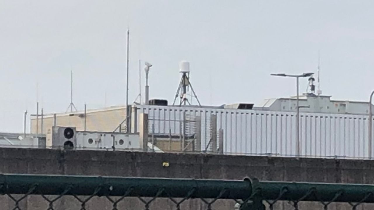 Radar op dak PI Vught (foto: Willem-Jan Joachems).