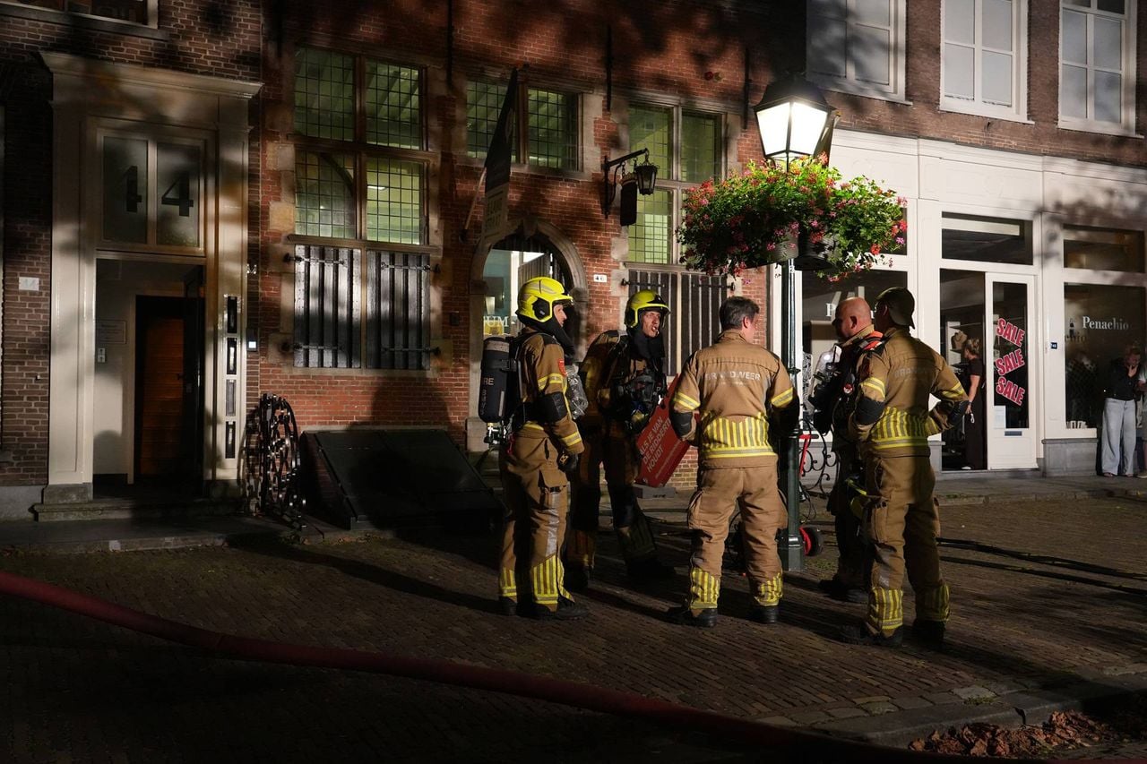 Brandweer rukt uit na brandlucht en rook in Museum De Roos in Geertruidenberg (foto: Jeroen Stuve / Persbureau Heitink).