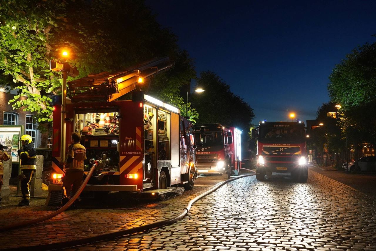 Brandweer rukt uit na brandlucht en rook in Museum De Roos in Geertruidenberg (foto: Jeroen Stuve / Persbureau Heitink).