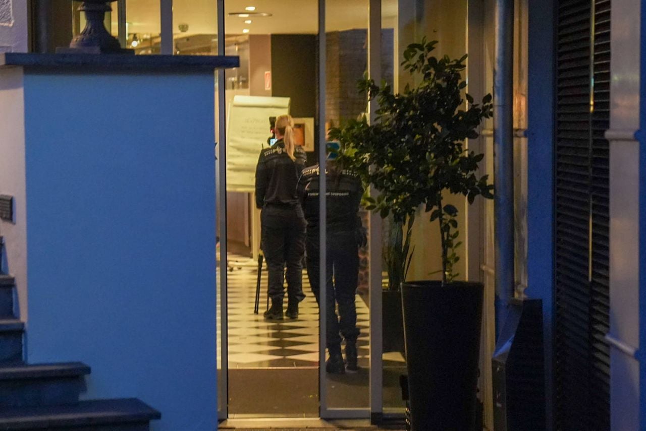 Politie doet onderzoek na gewapende overval in Helmond (foto: Harrie Grijseels / Persbureau Heitink).