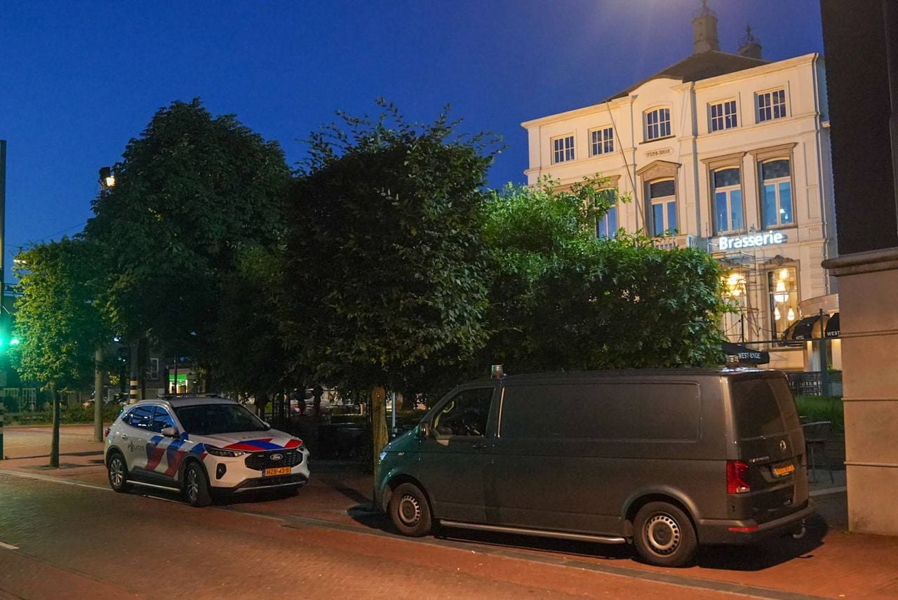 Politie doet onderzoek na gewapende overval in Helmond (foto: Harrie Grijseels / Persbureau Heitink).