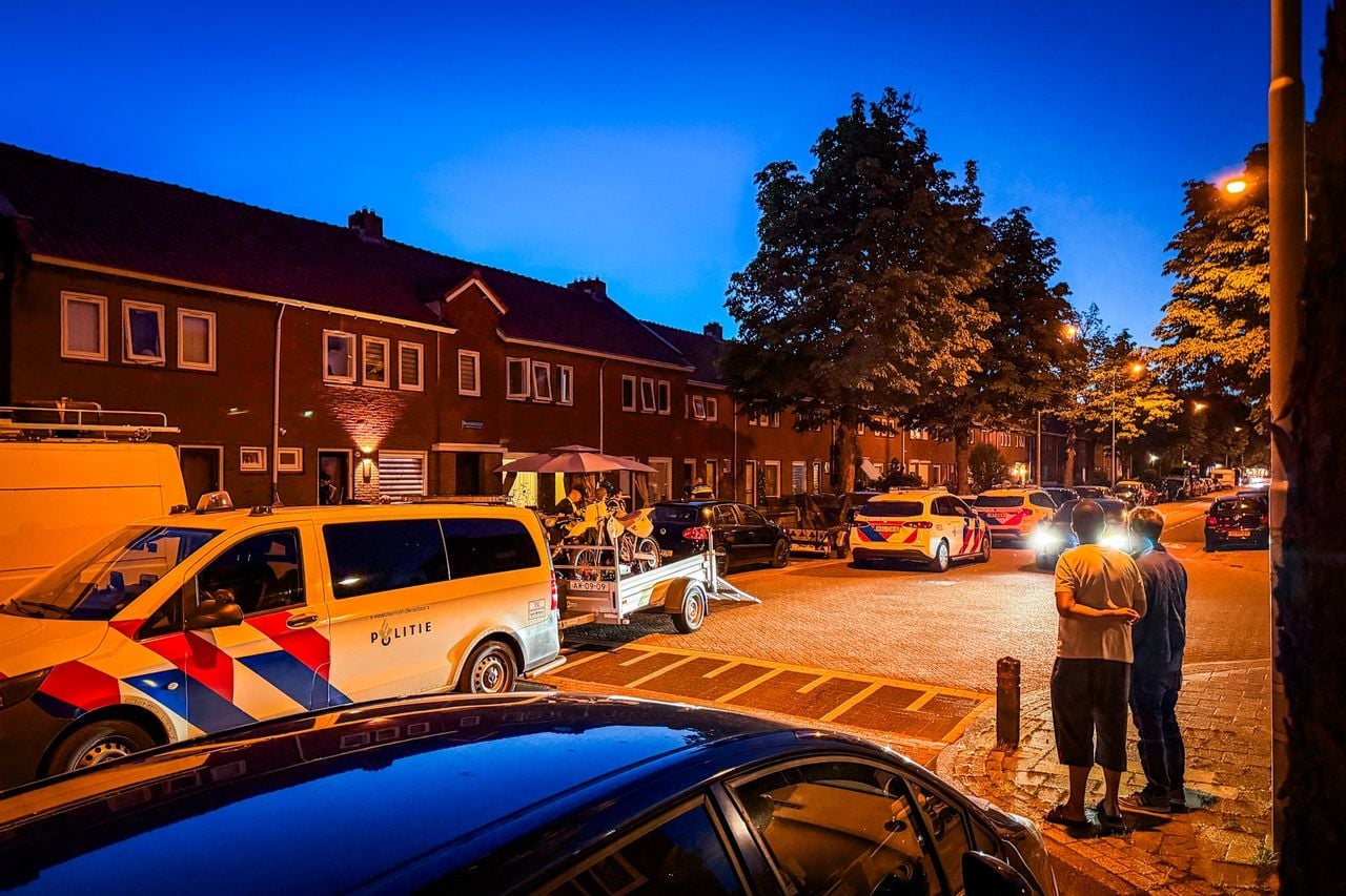 De politie viel een huis binnen in Eindhoven in een onderzoek naar heling (foto: SQ Vision).