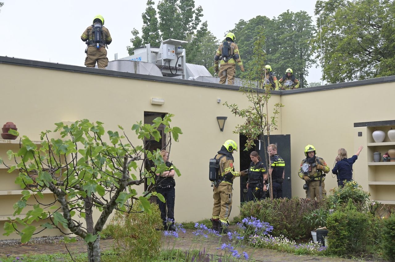 Brandweer rukt uit voor brand uitvaartcentrum Breda, blijkt vals alarm (foto: Perry Roovers/Persbureau Heitink).