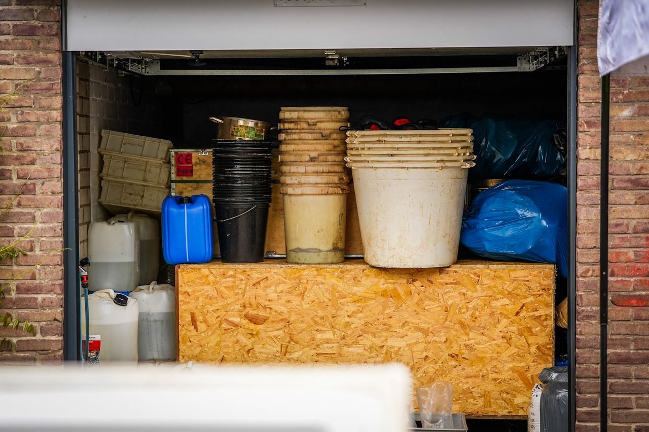 In een garagebox zijn spullen voor het maken van drugs gevonden (foto: SQ Vision).
