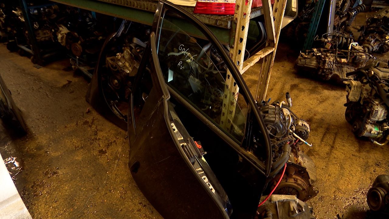 In de garage liggen de auto-onderdelen overal (foto: Omroep Brabant.)