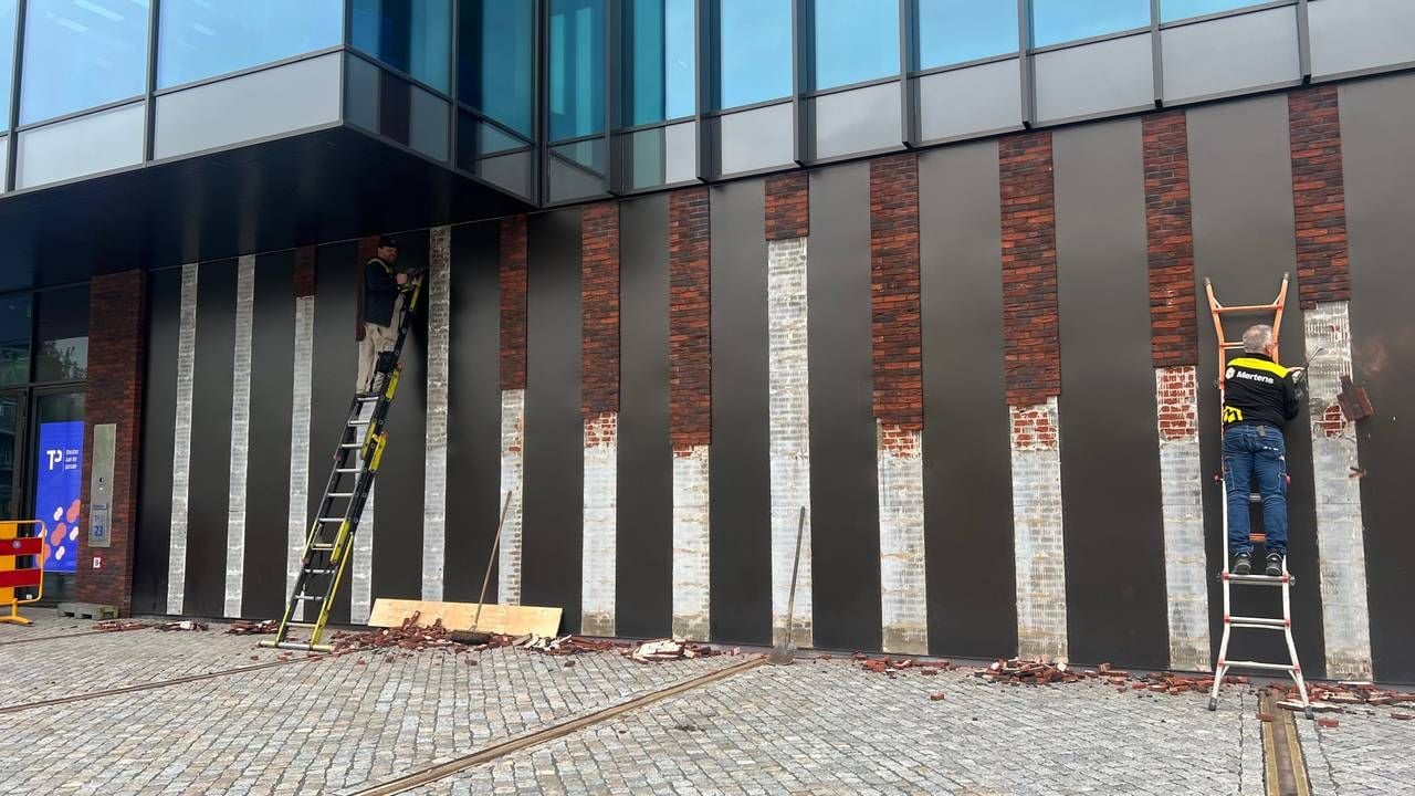 De hoofdaannemer verwijderde in 2024 alle steenstrips van de gevel (foto: Megan Hanegraaf).