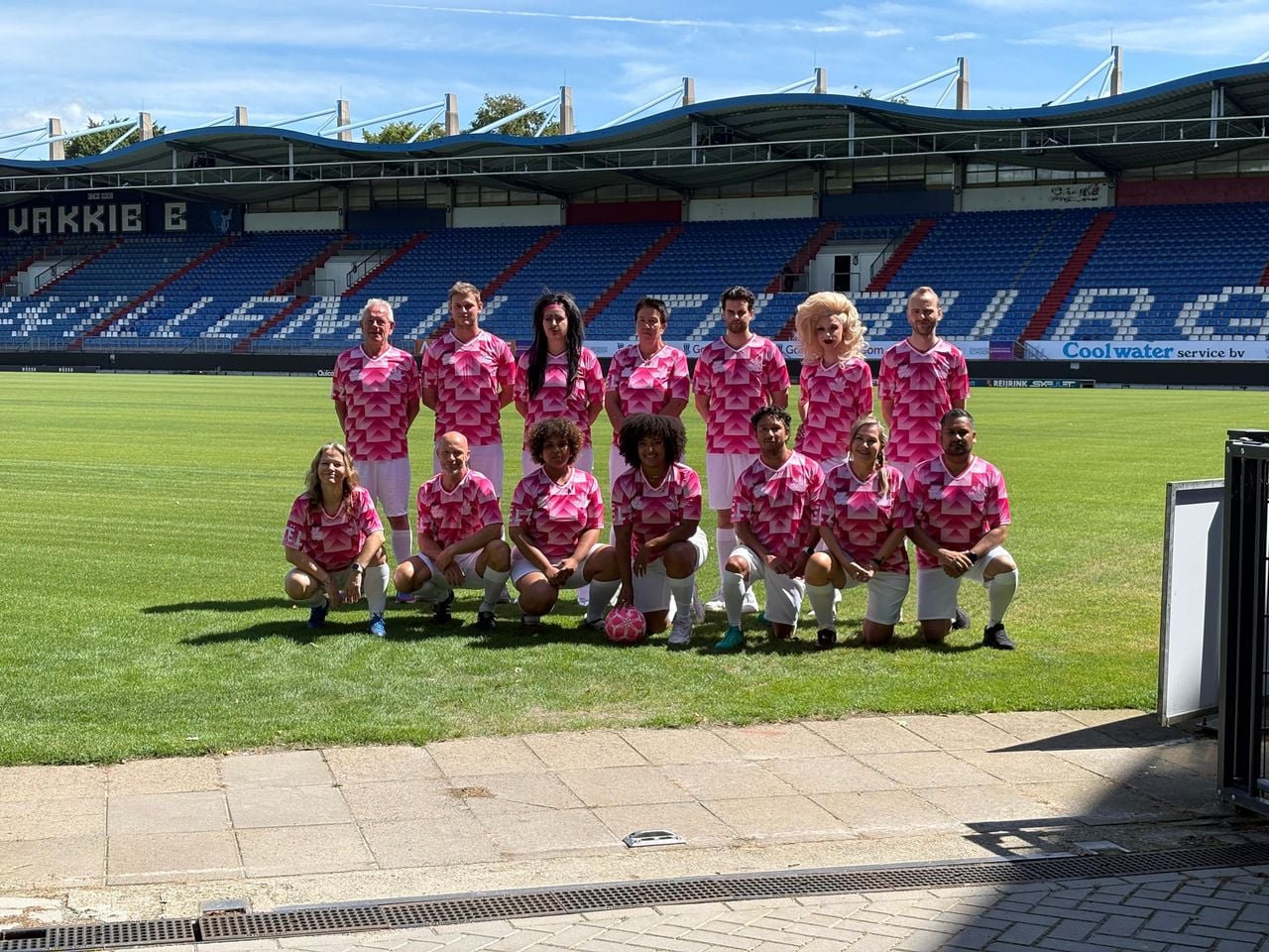 Het team van Stichting Roze Maandag poseert voor de foto (foto: Pieter Soethout).