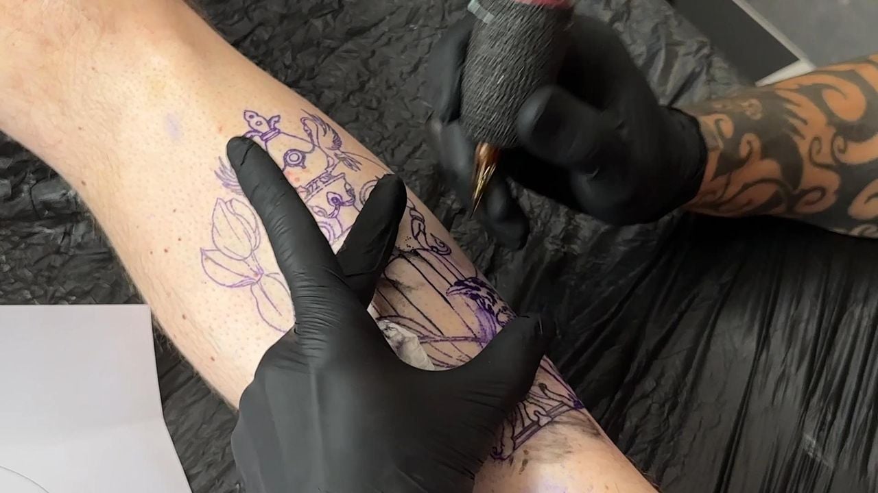 Een tatoeage wordt aangebracht (foto: Omroep Brabant). 