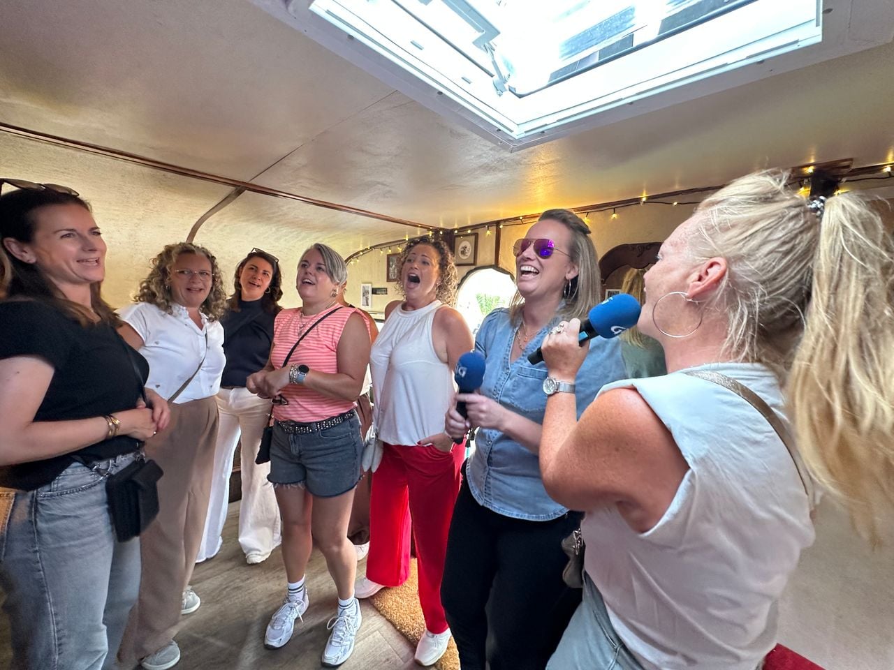 In de karaokecaravan schreeuwden deze vrouwen al vroeg de longen uit hun lijf. (foto: Floortje Steigenga)