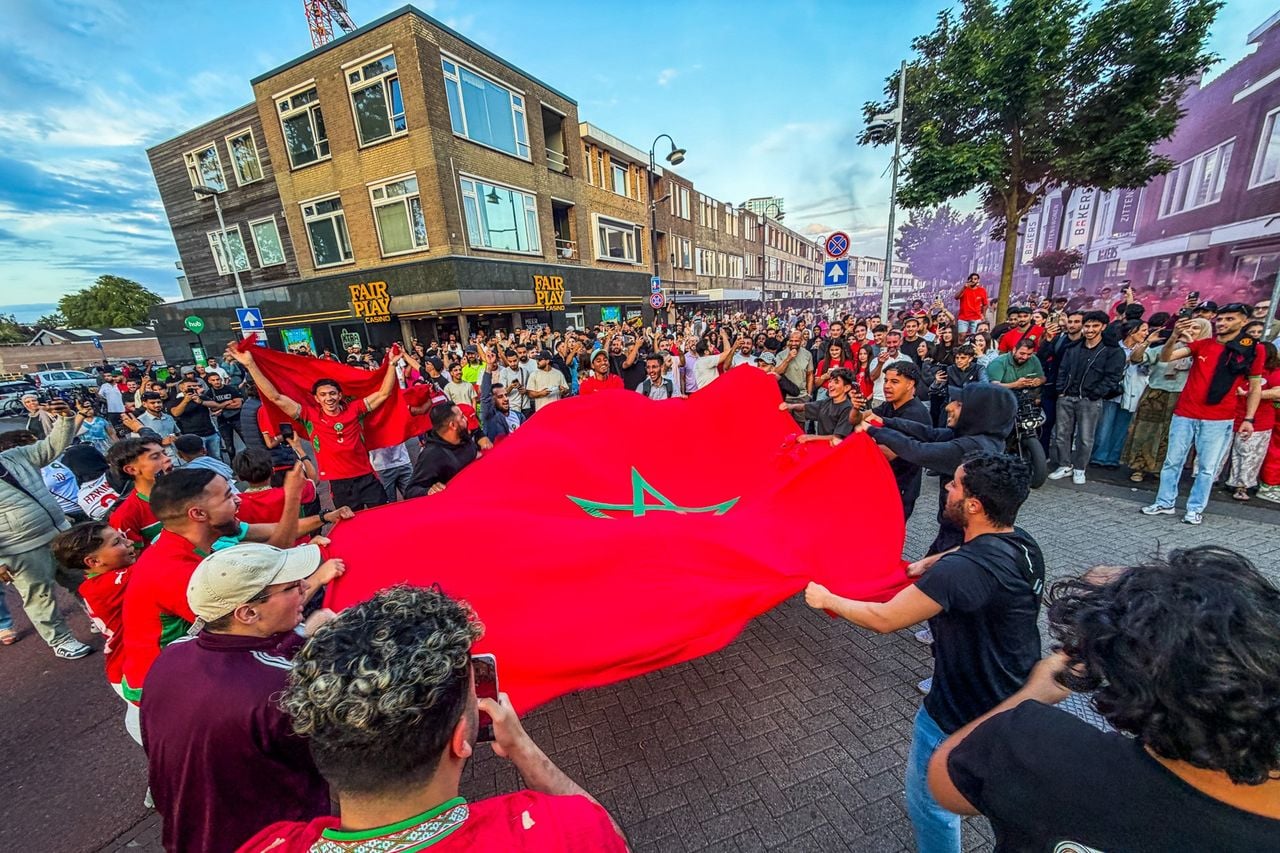 Het is druk in de Kruisstraat met feestvierende fans. (Foto: SQ Vision.)