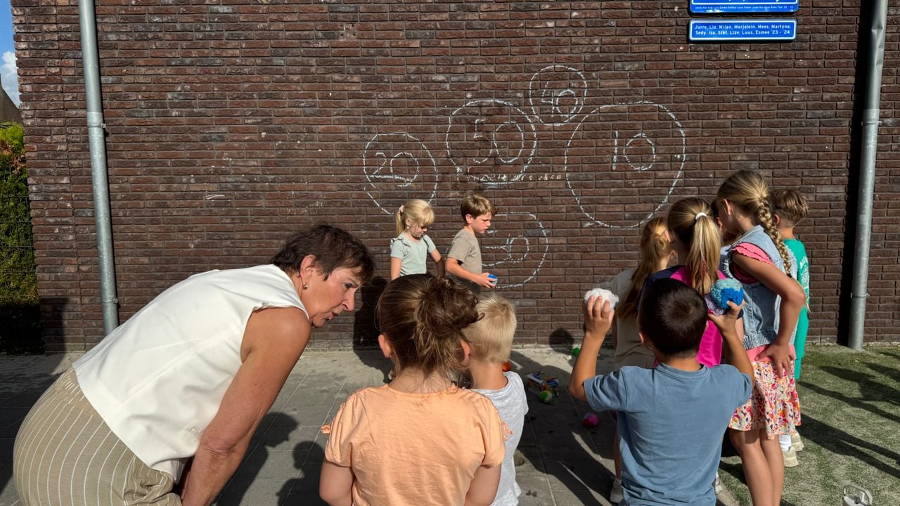 De kinderen hebben een mini Olympische Spelen georganiseerd voor het afscheid van juf Marja (foto: Omroep Brabant).