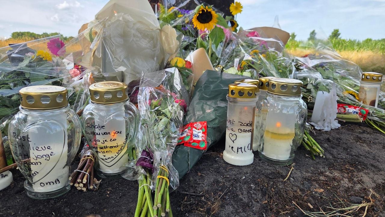 Bij de boom is een zee van bloemen en kaarsen ontstaan (foto: Omroep Brabant).