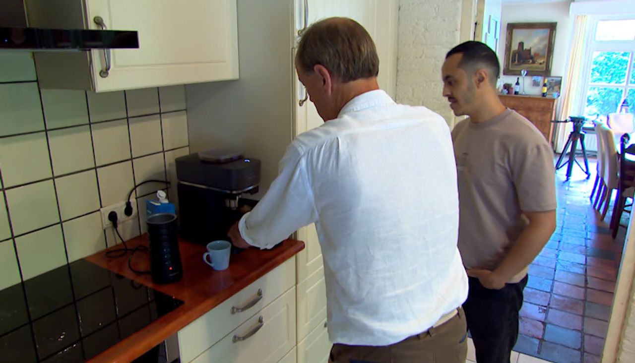 Paul en Gehad samen bezig in de keuken (foto: Omroep Brabant). 