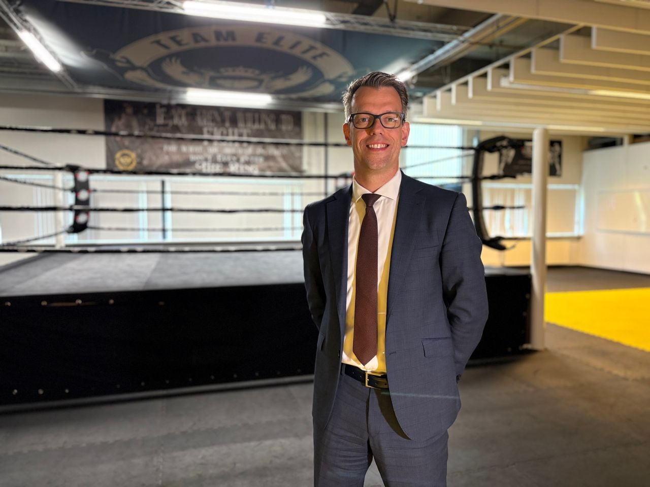 Burgemeester Alssema bij zijn sportschool