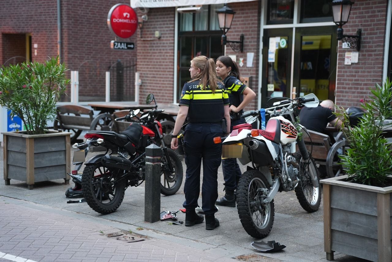 Een motorrijder raakte flink gewond na een ongeluk met een bromfiets (foto: Erik Haverhals/Persbureau Heitink)