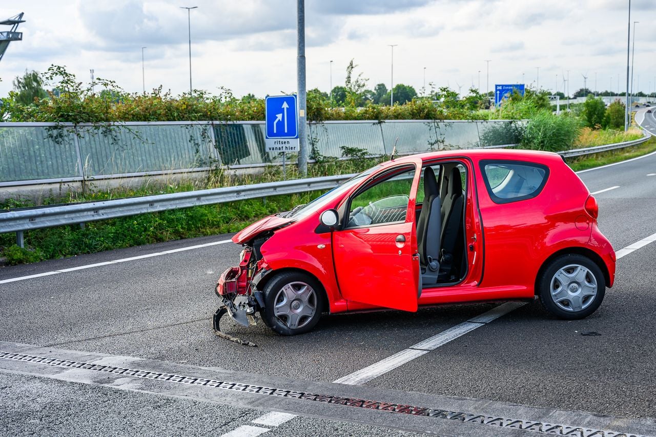 De auto botste op de vangrails aan beide kanten van de weg en kwam uiteindelijk midden op de verbindingsweg tot stilstand. (Foto: Persbureau Heitink / Tom van der Put.)