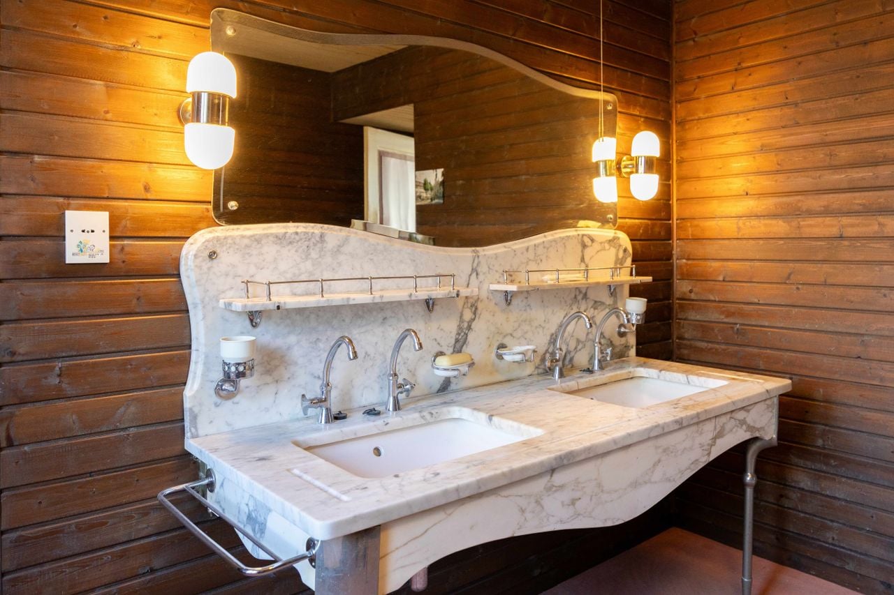 De badkamer in de villa aan de Hoogstraat (foto: Senna van Eerd in opdracht van Lelieveld Makelaardij).