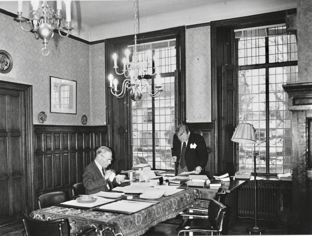 Notaris Wedemeijer senior en notaris Wedemeijer junior samen in het kantoor (privéfoto familie Wedemeijer). 