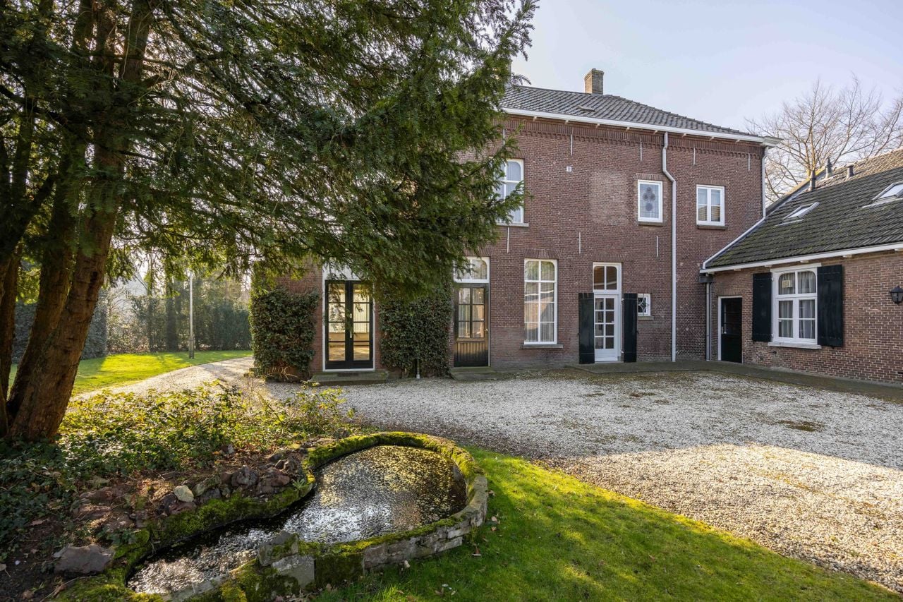 De achtertuin met het vijvertje (foto: Senna van Eerd in opdracht van Lelieveld Makelaardij).