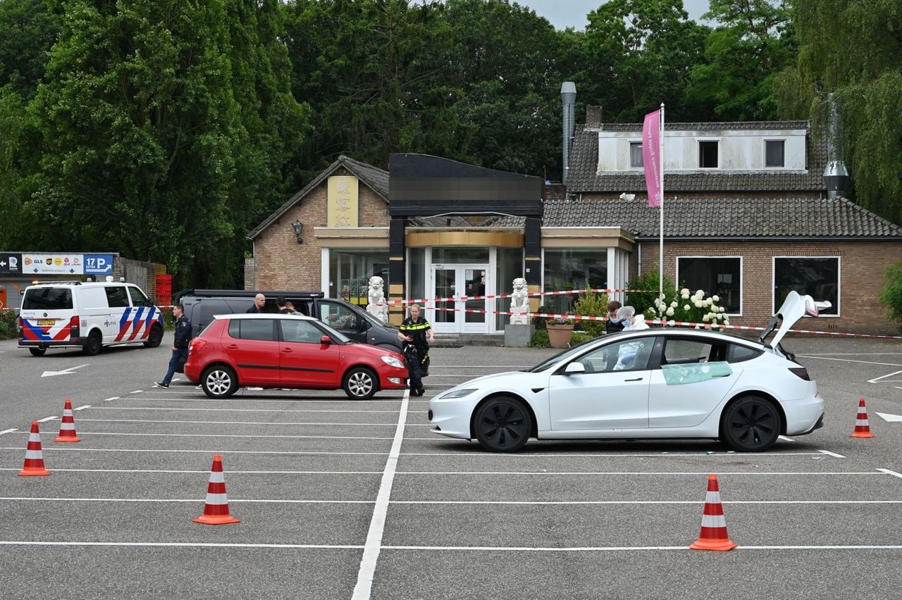 De schietpartij vond plaats op de parkeerplaats van een Japans restaurant (foto: Toby de Kort / Persbureau Heitink).