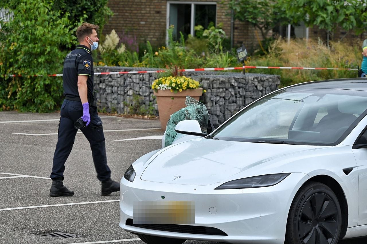 De politie doet onderzoek (foto: Toby de Kort / Persbureau Heitink).