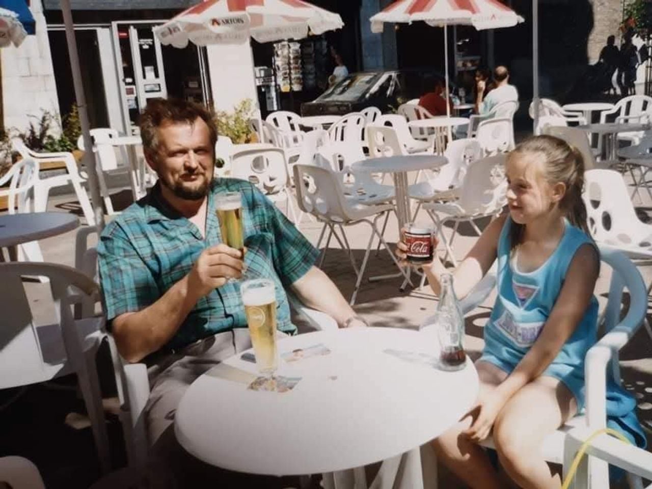 Vader Sjef op het terras met zijn dochter.