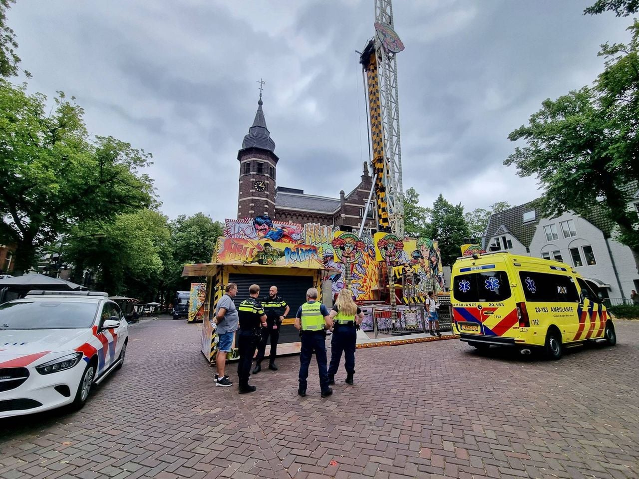 Man gewond tijdens opbouw kermisattractie in Oisterwijk (foto: Persbureau Heitink).