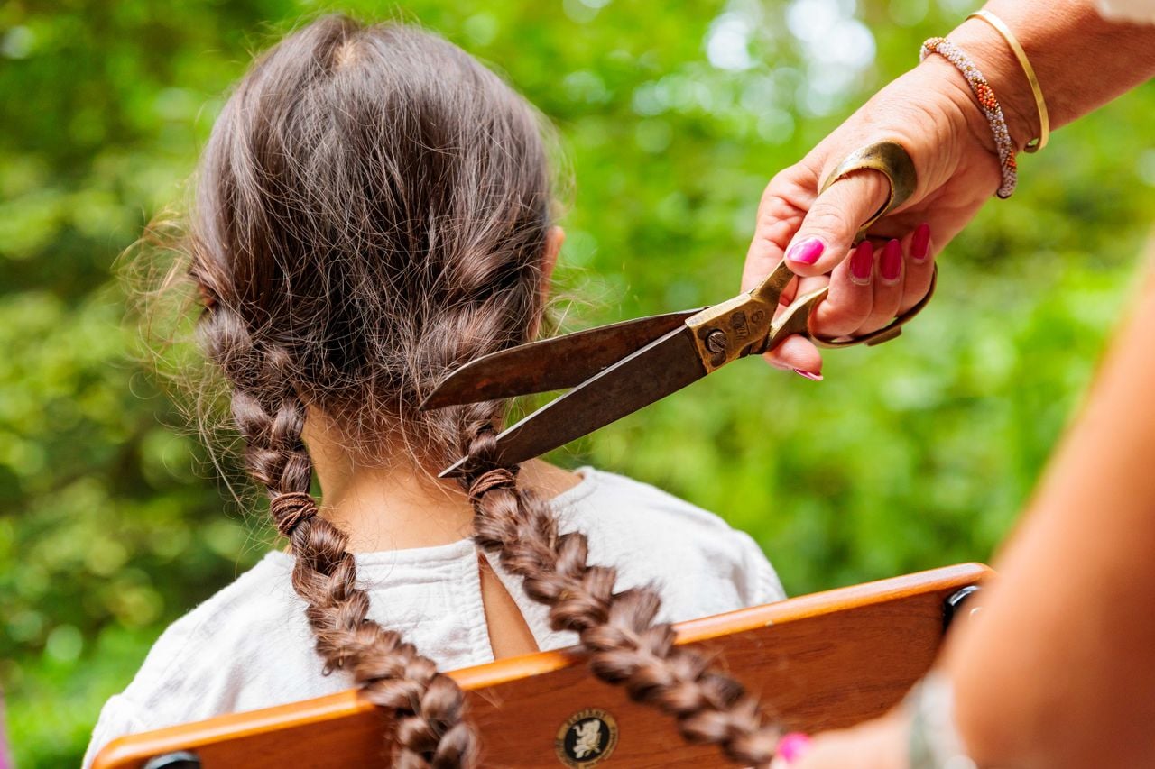 Meisje knipt haar af midden in het Sprookjesbos
