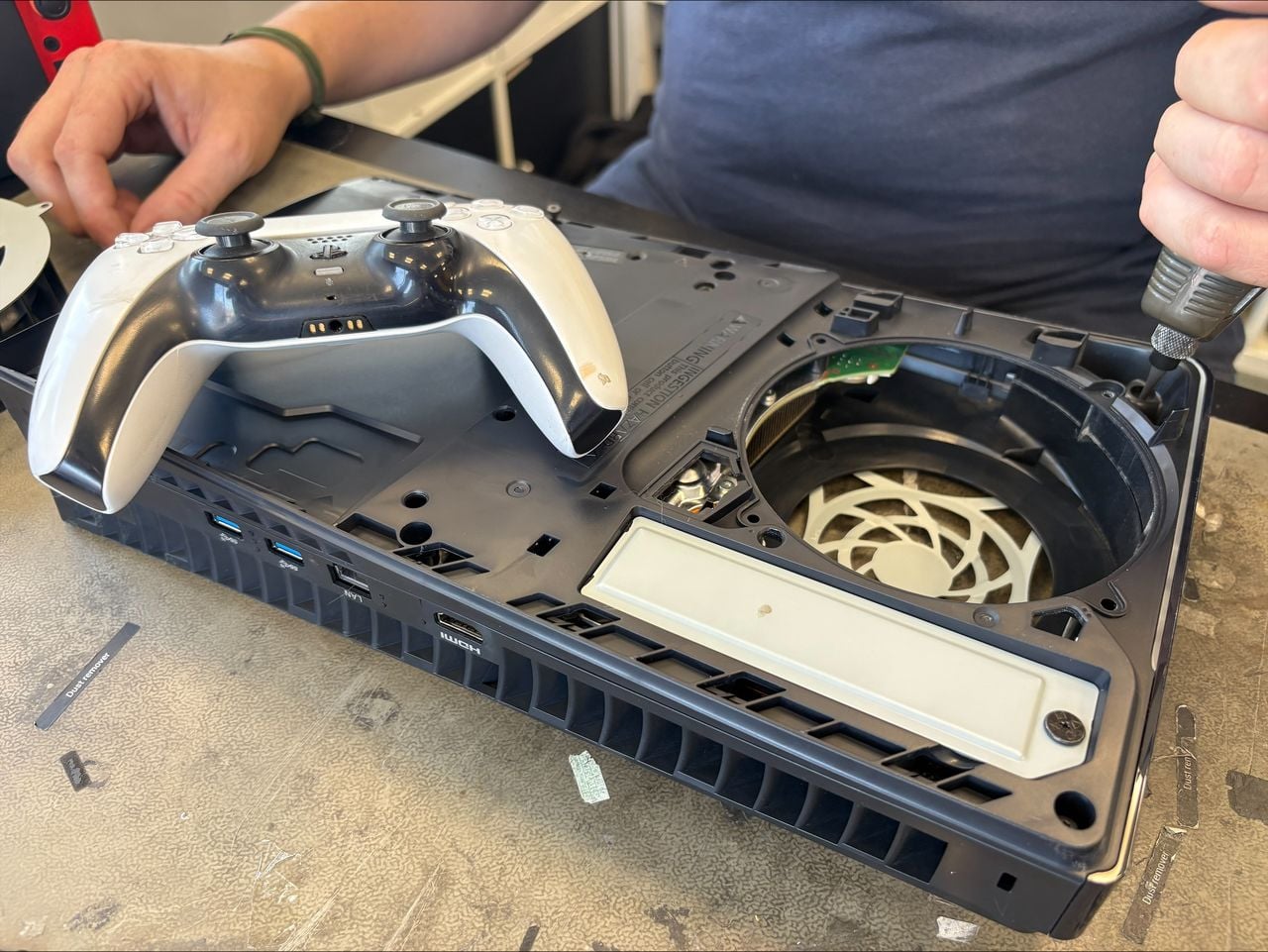 Reparatie PlayStation (foto: Omroep Brabant).