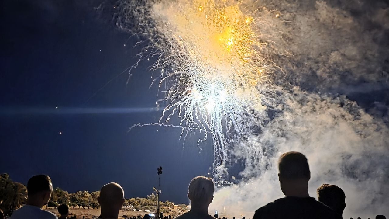 Kijkers naar het winnende vuurwerk van Caffero in Tarragona (foto: Caffero/Omroep Brabant)