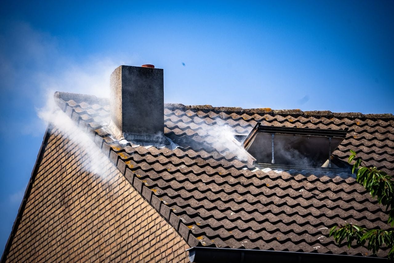 Bij een brand in Oss kwam rook uit het dak (foto: Lucas Lammers/Persbureau Heitink).